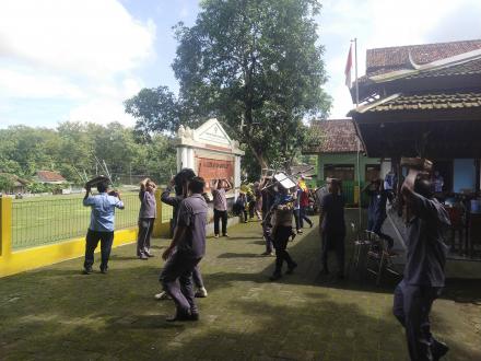 LATIHAN EVAKUASI MANDIRI DALAM RANGKA REFLEKSI GEMPA BUMI BANTUL TAHUN 2006
