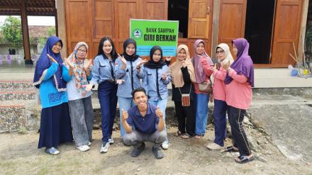 MAHASISWA PENDIDIKAN ADMINISTRASI PERKANTORAN UNY DUKUNG PENGELOLAAN SAMPAH BERSAMA BANK SAMPAH GIRI